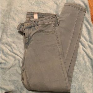 Light stone washed skinny / black skinny